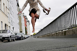 Weiblich, authentisch, abenteuerlustig, lachend