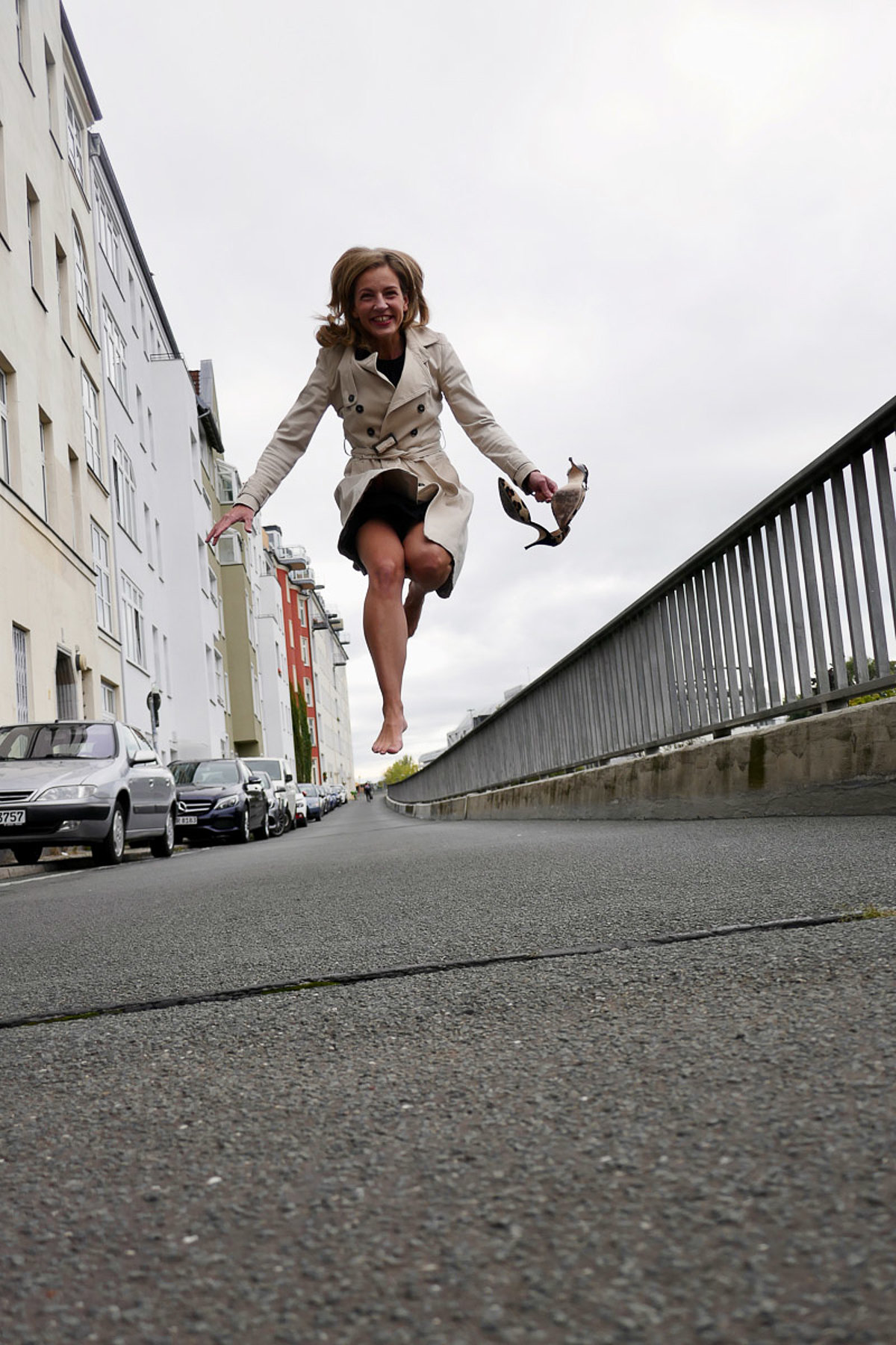 Weiblich, authentisch, abenteuerlustig, lachend