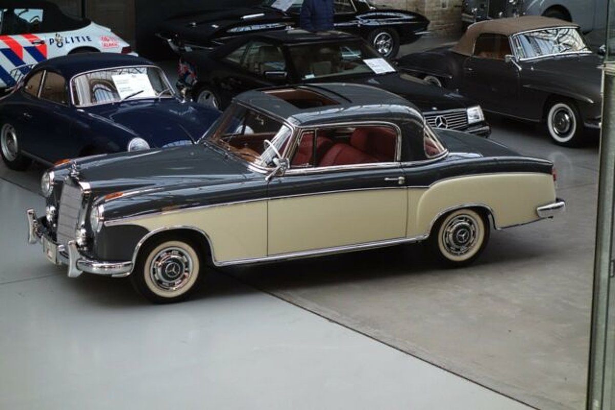 Mercedes-Benz 220 S Coupé mit SD