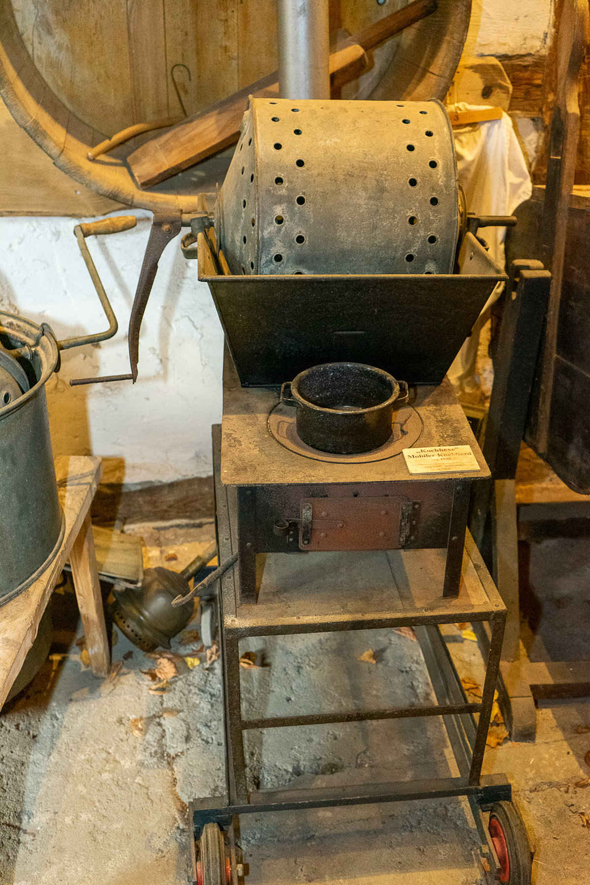 Kochhexe um 1935 mit Waschmaschine