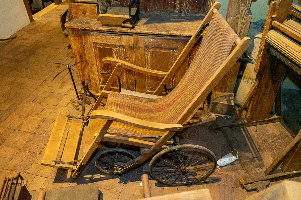 historischer Rollstuhl