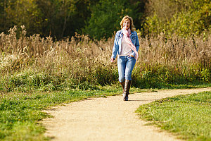 Weiblich, authentisch, abenteuerlustig, lachend