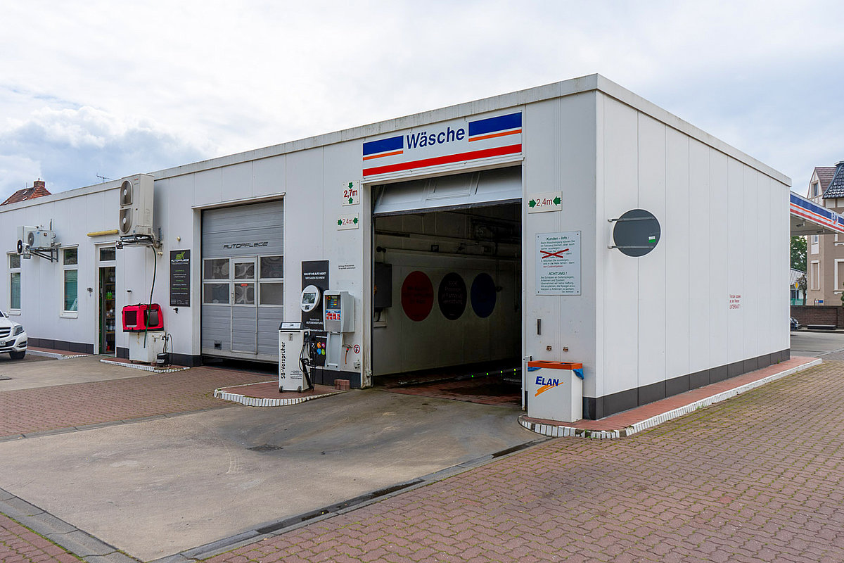 Tankstelle mit Waschanlage
