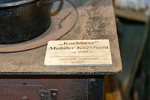 Kochhexe um 1935 mit Waschmaschine