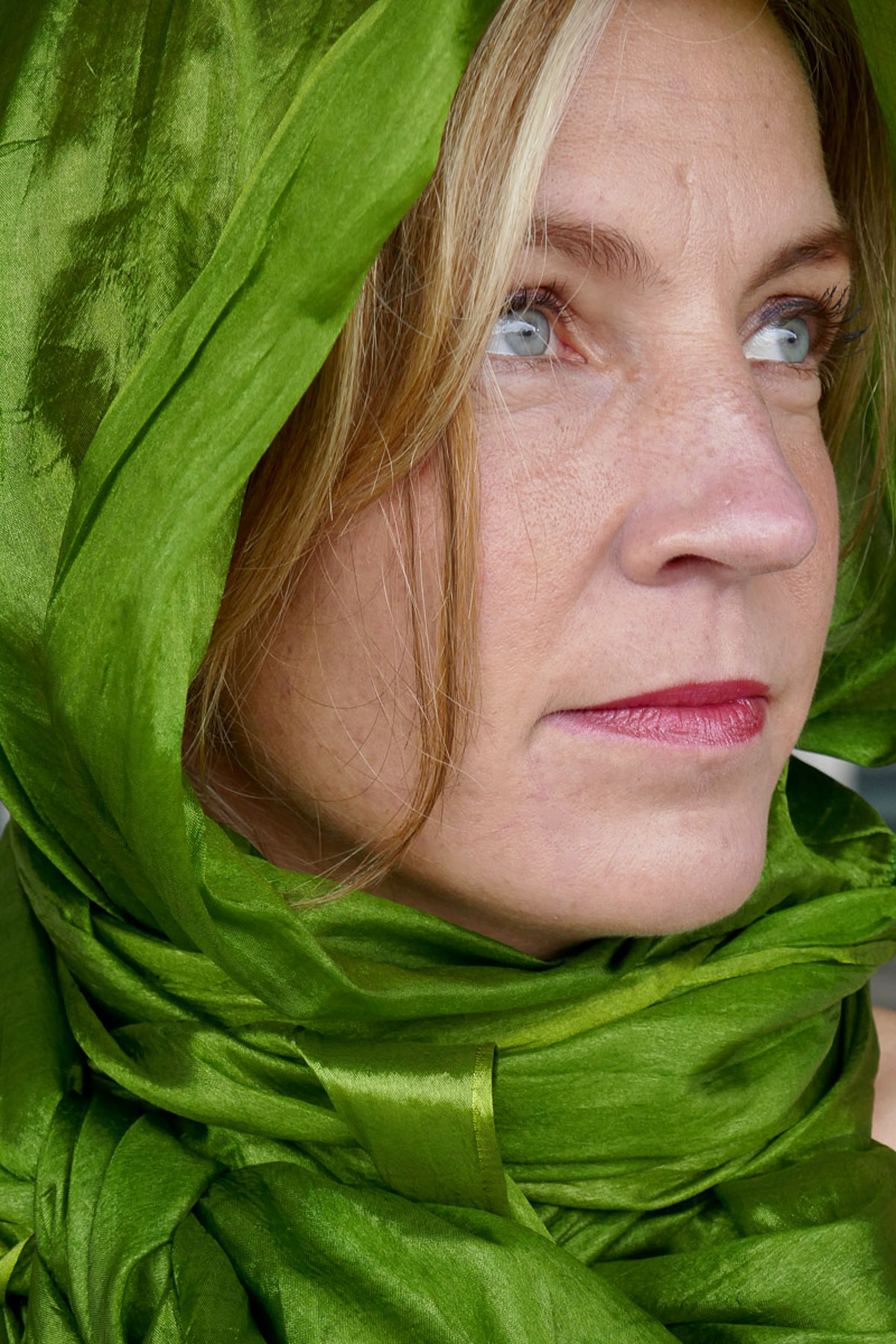 Weiblich, authentisch, abenteuerlustig, lachend