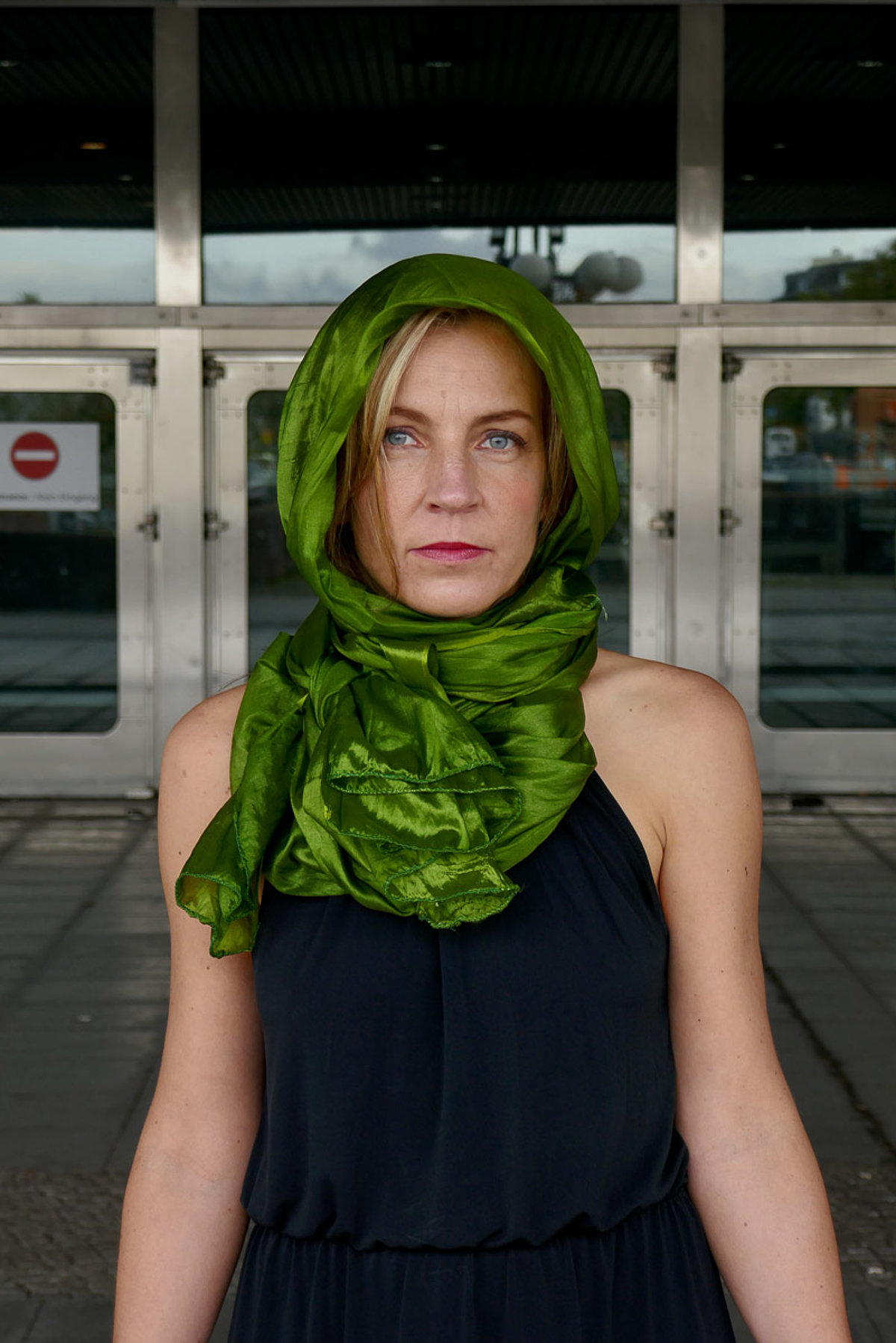 Weiblich, authentisch, abenteuerlustig, lachend