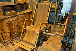 historischer Rollstuhl