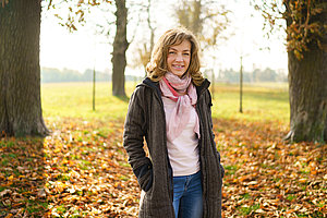 Weiblich, authentisch, abenteuerlustig, lachend