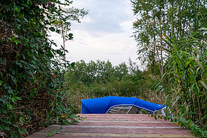romantische Feuerstelle am Wasser