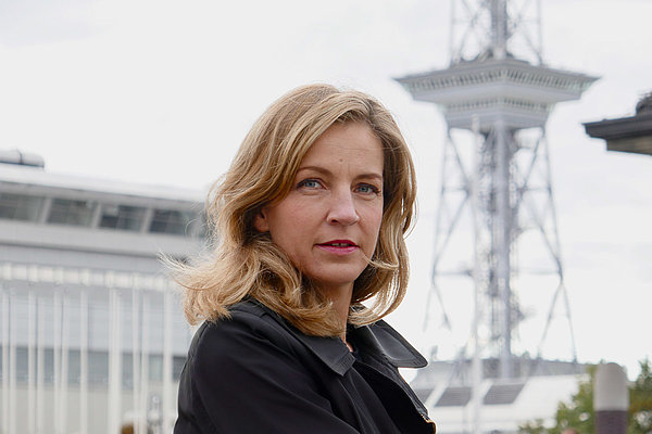 Weiblich, authentisch, abenteuerlustig, lachend