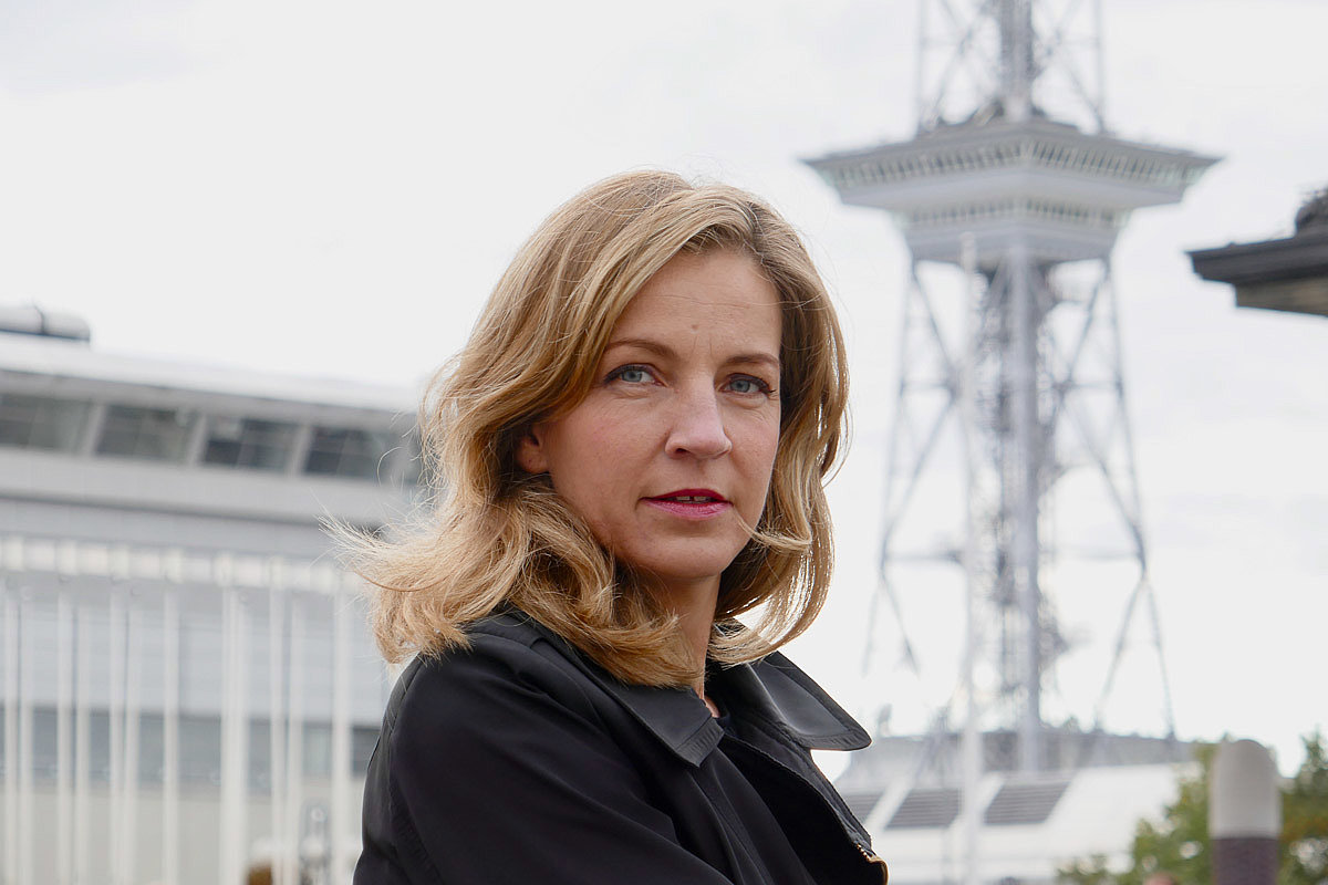 Weiblich, authentisch, abenteuerlustig, lachend