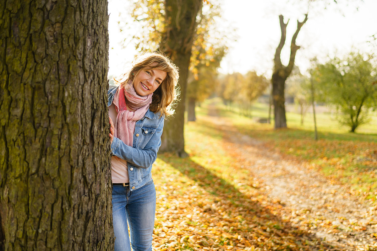 Weiblich, authentisch, abenteuerlustig, lachend