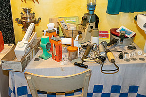 Verschiedenste historische Küchenutensilien